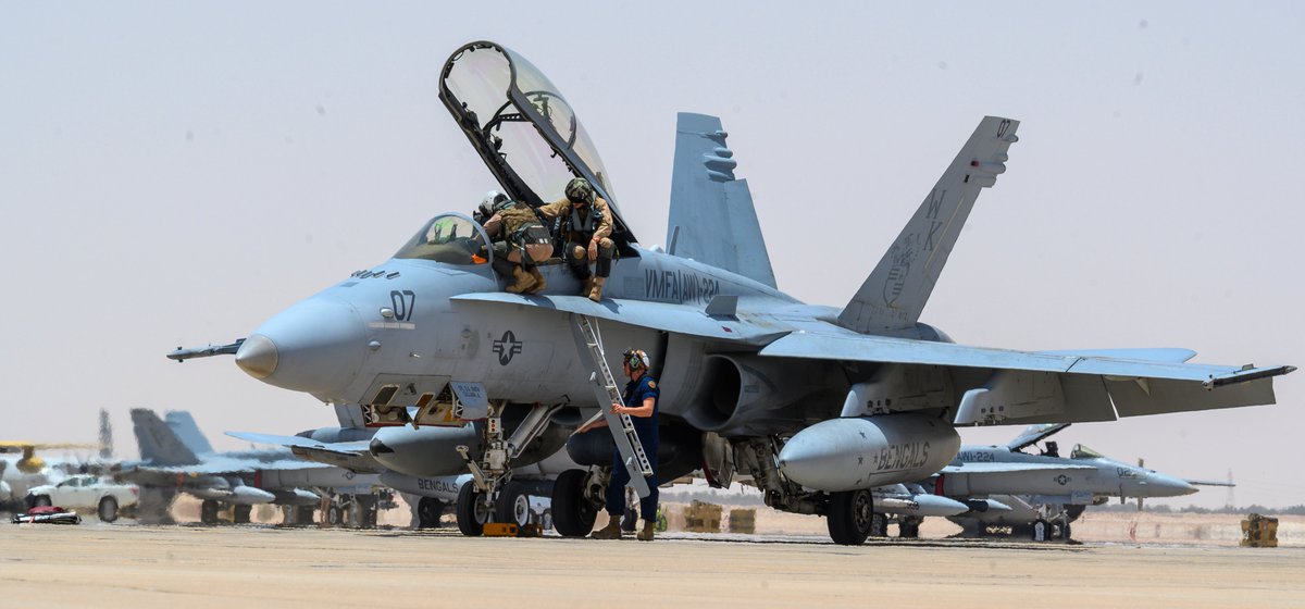 Roberto_yeager's tweet photo. ¿Qué le ven raro a este #McDD F/A-18D #Hornet?
Pues si, en el morro lleva el sistema #ATARS (Advanced Tactical Airborne Reconnaissance System). La foto es del ejercicio Desert Mirage III en la Base de Prince Sultan, Arabia Saudí (#USAF photo by Senior Airman Samuel Earick) #FA18D https://t.co/XozAUp4Xm4