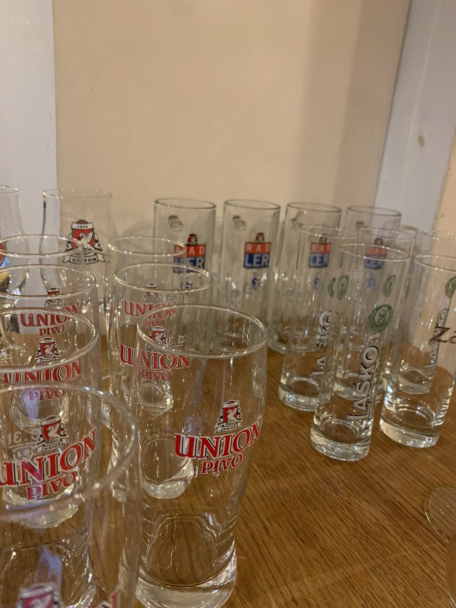 dons mamo garažno razprodajo.
stari union in laško kozarci so tudi, k je en gospod tukaj enkrat spraševl, kje se jih lahko dobi.