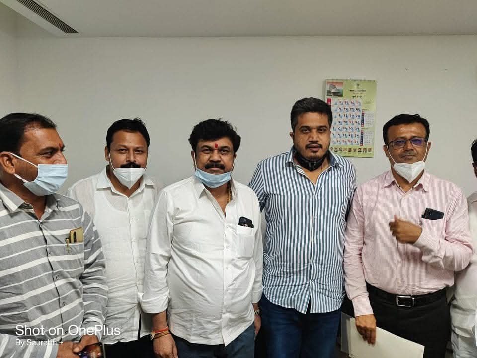anjali_damania's tweet photo. वाल्मीक कारड वर फक्त परळीत १० वेळा FIR झाले, २३ सेक्शन्स त्यापैकी अनेक सेक्शन ३ ते ४ वेळा देखिल आहेत. एकूण ४५ सेक्शन्स लागले आहेत. 

इतके गंभीर गुन्हे असलेला माणूस, धनंजय मुंडे आणि त्यांच्या पत्नी बरोबर डायरेक्टर? त्यांना आधी मविअ ने थारा दिला आता महायुतीने.

बीड मधून खूप फ़ोन आले. खूप दहशत आहे या सगळ्यांची. लोकांनी जागायचं कसं?