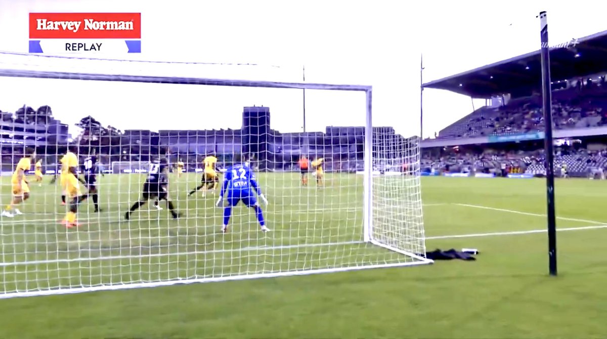 smfcmike's tweet photo. MIKE’S MANUAL CROWD COUNT 🧮
#BREAKING: The manual crowd count for these #MACvCCM images is:
3️⃣5️⃣2️⃣*
*Three hundred & fifty two
👏 for 🎥 @ParamountPlusAU. My screenshots had quite poor resolution when zooming. A margin of error of approx. 9.5%.
#DeathToTheAleagues💀
#ALeague #ALM #ALW