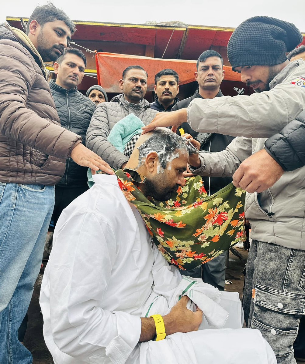 HaryanaKesari's tweet photo. पोते @kschautala और @ArjunChautala ने दादा ओपी चौटाला की अस्थियों को गंगा में किया ��्रवाहित

#Haryana #OPChautala #KaranChautala #ArjunChautala #OMParkashChautala @AbhaySChautala @OfficialINLD https://t.co/MKLnpaHsrz