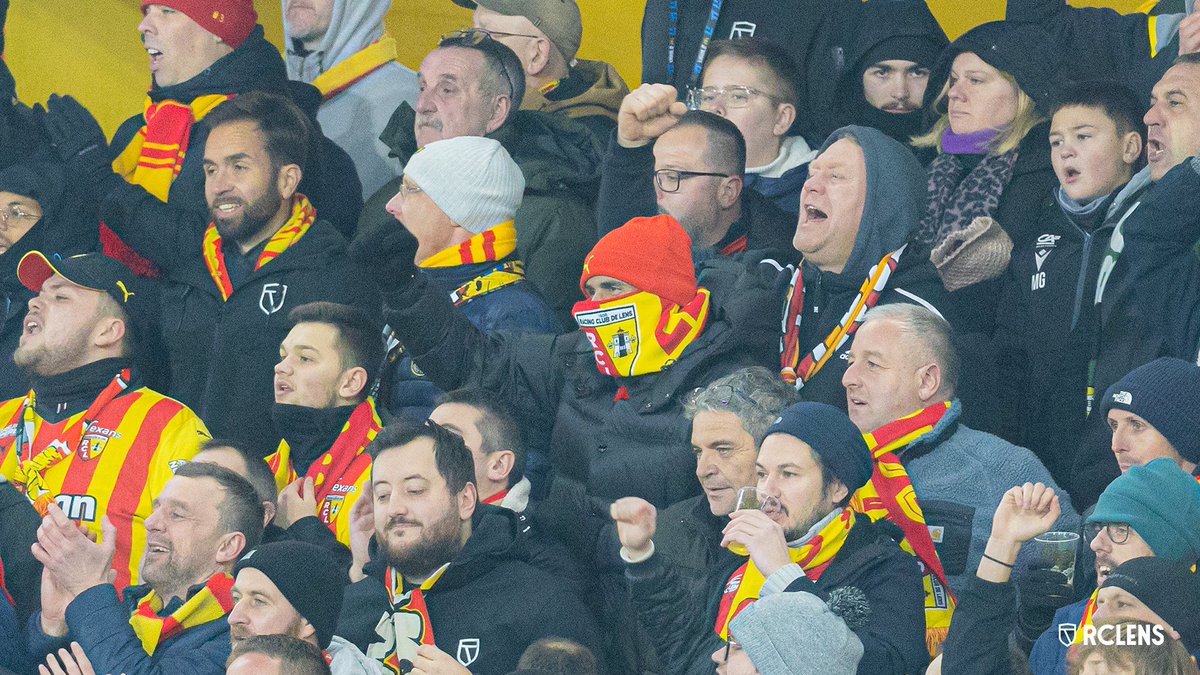 Footballogue's tweet photo. Vous le reconnaissez ? 👀

Raphaël Varane était dans le kop lensois hier soir à Bollaert pour assister au match face au PSG ! ❤️💛

(@RCLens) https://t.co/gsjKl65keO