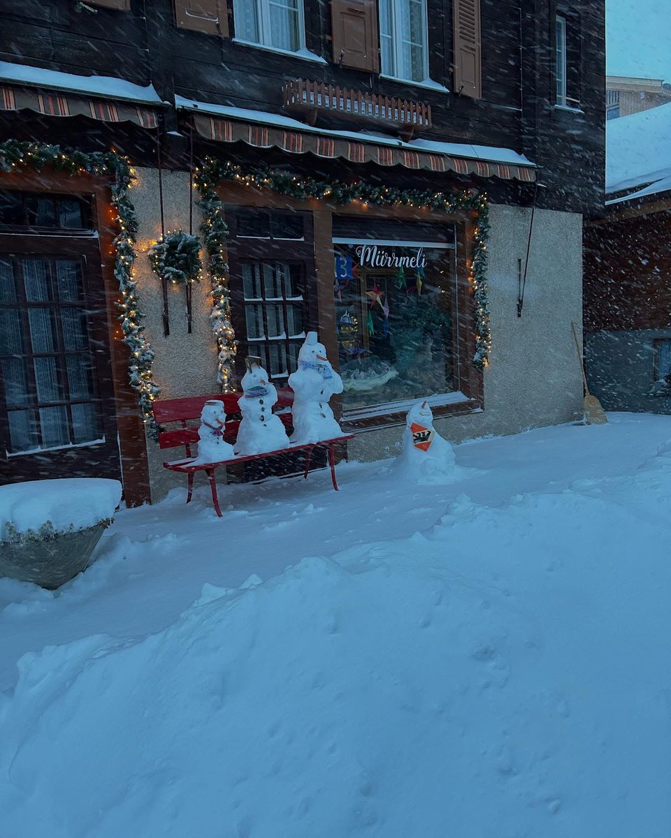 Loads of snow in #Mürren and more to come today.

Village(1638m): 72cm
Schilthorn (2970m): 184cm
Avalanche:  4 🚨

#murren #schilthorn #swissalps #switzerland #ThePhotoHour #SnowHour #StormHour