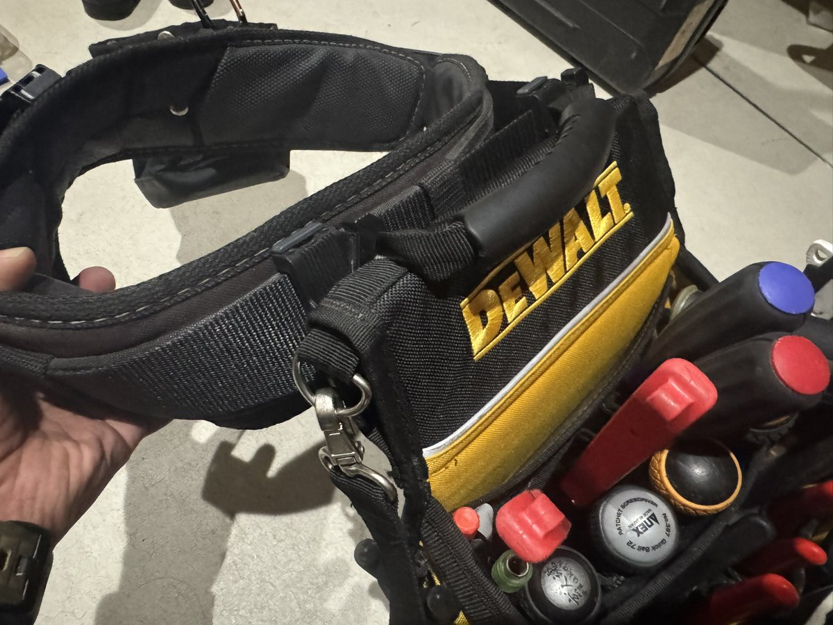 Camperbear1's tweet photo. デウォルトのトートバックをセフ化してみた！
お客様の宅内作業で腰道具にいっぱいぶら下げると床とか壁に傷をつけてしまう可能性あるので、面倒見やすいバック一個に納めてます！

#dewalt
#電気工事 https://t.co/obvaEGjrZv