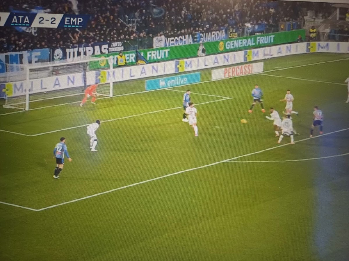GabriGuastella's tweet photo. Nessuno che commenta questo episodio. Per carità, bel gol di De Kateleare ma Zaniolo in fuorigioco “disturba” Vasquez. Leggo centinaia di commenti di tifosi orobici piuttosto piccati nei confronti dell’Empoli pur avendo vinto... ho la sensazione che stiano perdendo la dimensione! https://t.co/Gle1EdQRGT