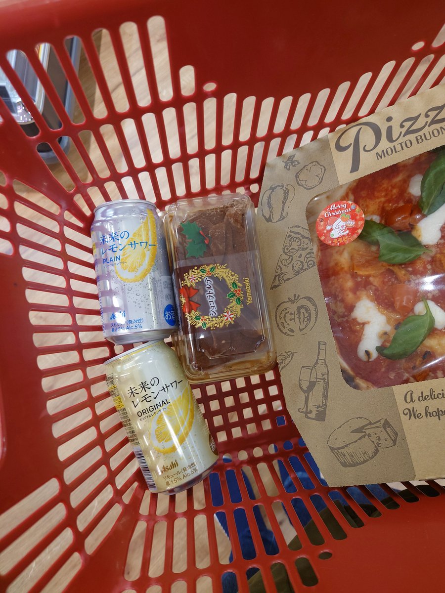 dbd_ki_san's tweet photo. おうちクリスマスの買い物なう。
ついに未来のレモンサワーゲット。
明日はシャンパンも開けたい！

クリスマスの夜は面接あるので、
よくわからんけど、サンタのような面接官でありますように。

あと、忘れずにゲームも配信します。 https://t.co/ptJEWk5J1e