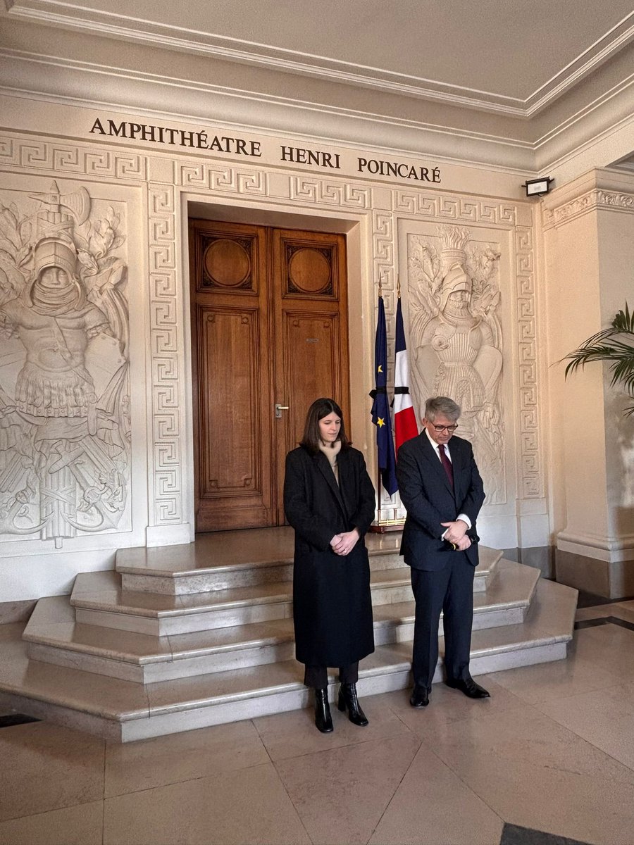 ClaraChappaz's tweet photo. Une minute de silence avec @patrickhetzel pour marquer le deuil de la nation 🇫🇷. Je salue le courage des Mahoraises et des Mahorais. Ensemble, nous reconstruirons #Mayotte. https://t.co/EF8H85904y