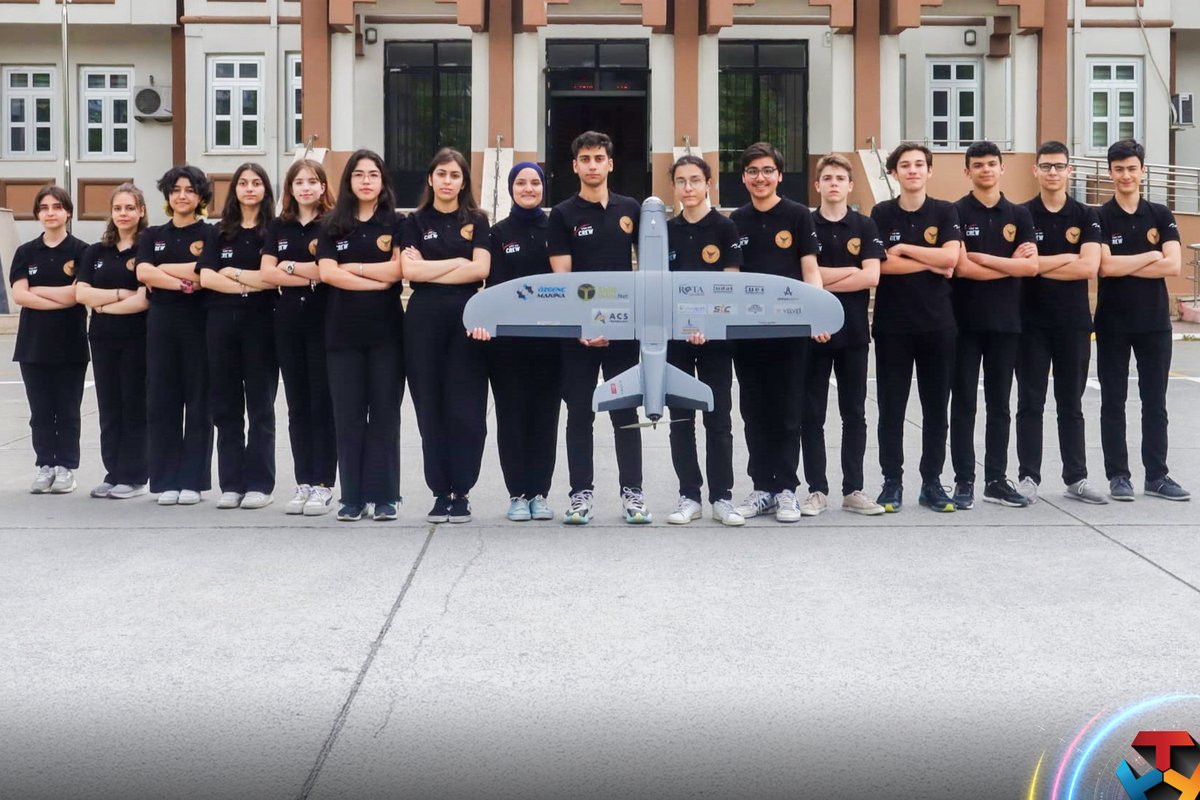 Sınırları Aşan Milli Kanatlarımız Yeni Bir Hikaye Yazıyor! ✈️🇹🇷

#DENEYAP öğrencilerimiz, takım arkadaşlarıyla birlikte Türkiye'nin adını uluslararası arenada duyurmaya hazırlanıyor. 

ABD’de düzenlenen Student Unmanned Aerial Systems'25 yarışmasında ülkemizi temsil edecek ilk