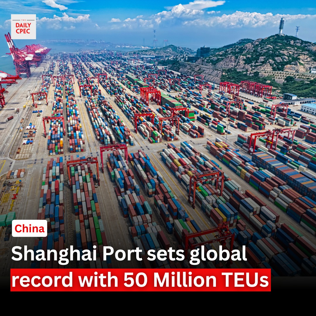 TheDailyCPEC's tweet photo. #ShanghaiPort has set a global record by surpassing 50 million TEUs in annual throughput, solidifying its position as the world's busiest port. The port continues to enhance its technological efficiency and focus on sustainable development.

Read More⤵️:
https://t.co/YQ4qIrwPUp