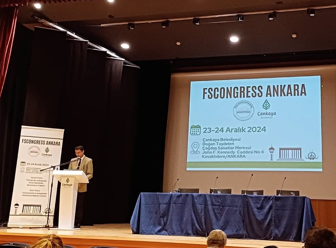 ergzkaan's tweet photo. Aziz Konukman'a Armağan: Türkiye Ekonomisinin Serencamı başlıklı kitabımız FSCongress Ankara'ya yetişti. Harika bir duygu. Kongre, öğleden sonra ve yarın gün boyu gerçekleşecek oturumlarla devam edecek.
#FSCONGRESS https://t.co/pNbxYUiLSF