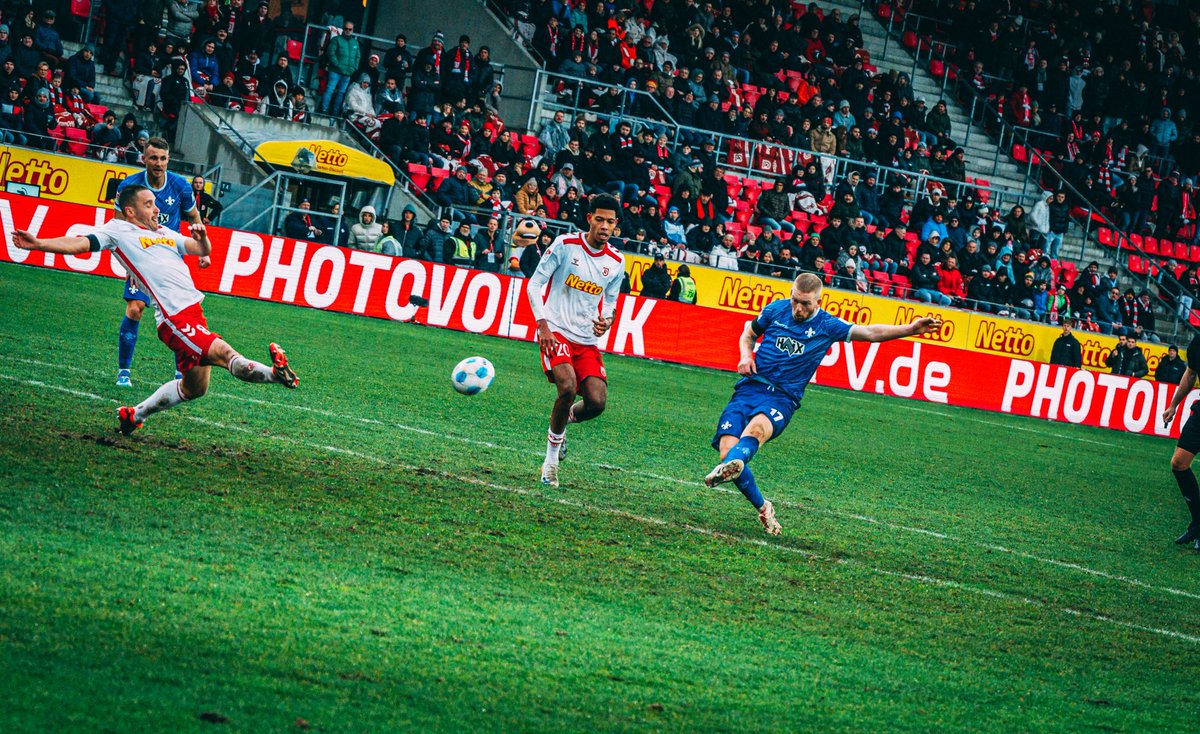 sv98's tweet photo. Der #sv98 hat das Fußballjahr 2024 ohne weitere Punkte beendet. Bei #SSVSVD verloren die #Lilien erstmals seit Ende September wieder ein Ligaspiel. Welche Gründe gab's dafür? Und warum kann der SVD dennoch optimistisch in die Zukunft blicken?
Die Analyse: https://t.co/6ou4wLYIhR https://t.co/XHw69cpCEN
