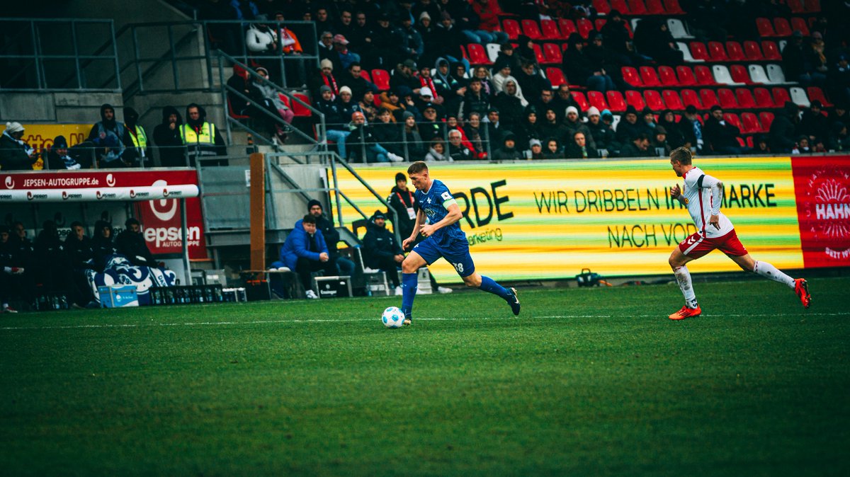 sv98's tweet photo. Der #sv98 hat das Fußballjahr 2024 ohne weitere Punkte beendet. Bei #SSVSVD verloren die #Lilien erstmals seit Ende September wieder ein Ligaspiel. Welche Gründe gab's dafür? Und warum kann der SVD dennoch optimistisch in die Zukunft blicken?
Die Analyse: https://t.co/6ou4wLYIhR https://t.co/XHw69cpCEN