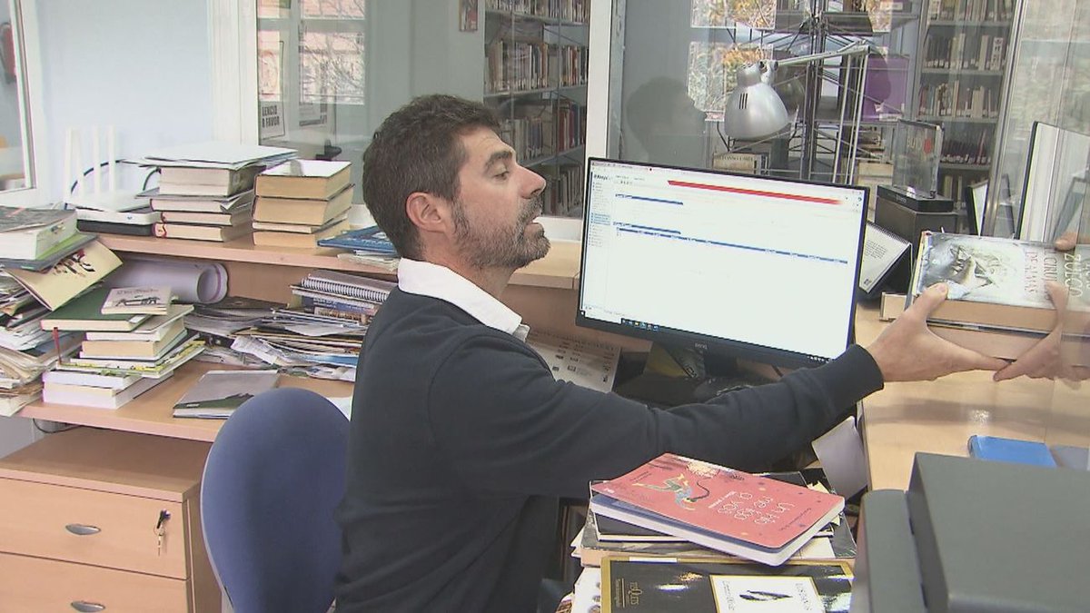 Baratz (@grupobaratz) on Twitter photo 😍📚📖 El bibliotecario de Soto del Real que combate con libros el aislamiento social
🔗 telemadrid.es/programas/tele…
📣 @informativosTM
👏 <a href="/JuanMalpasos/">Juan Sobrino</a>
📚 #Bibliotecas
👪 #BibliotecasPúblicas
📖 #Lectura
📗 #Leer
📙 #Literatura
📘 #Libros 😍📚📖 El bibliotecario de Soto del Real que combate con libros el aislamiento social
🔗 telemadrid.es/programas/tele…
📣 @informativosTM
👏 <a href="/JuanMalpasos/">Juan Sobrino</a>
📚 #Bibliotecas
👪 #BibliotecasPúblicas
📖 #Lectura
📗 #Leer
📙 #Literatura
📘 #Libros