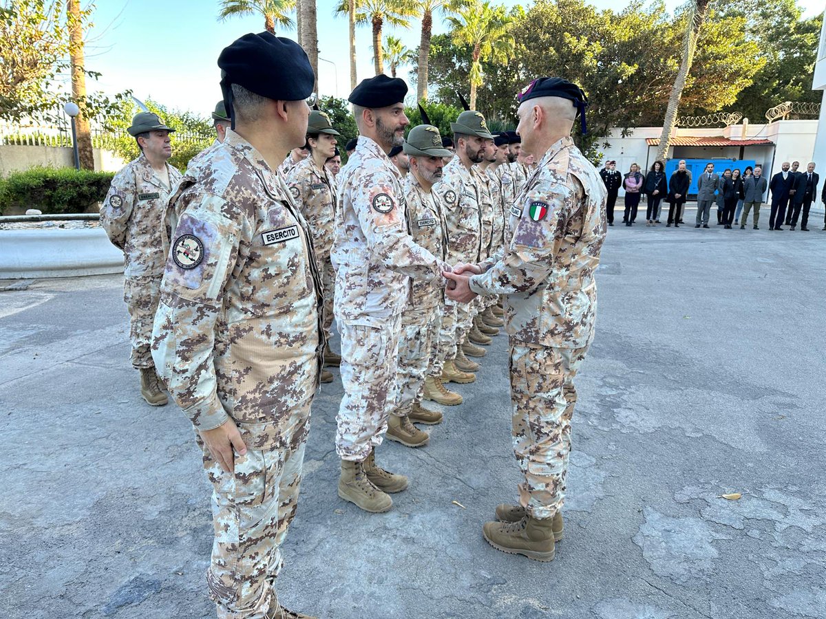 SM_Difesa's tweet photo. @ItalyinLibya @MinisteroDifesa @Esercito @ItalianNavy @ItalianAirForce @_Carabinieri_ Il Generale #Portolano #CapoSMD è in Libia per incontri istituzionali e per salutare i militari italiani della Missione bilaterale MIASIT, che fornisce assistenza e supporto al Governo di Accordo Nazionale in Libia
#ForzeArmate🇮🇹
#UnaForzaperilPaese https://t.co/5aCt2Q3Z8f