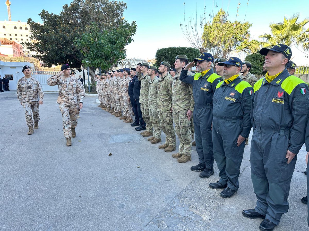 SM_Difesa's tweet photo. @ItalyinLibya @MinisteroDifesa @Esercito @ItalianNavy @ItalianAirForce @_Carabinieri_ Il Generale #Portolano #CapoSMD è in Libia per incontri istituzionali e per salutare i militari italiani della Missione bilaterale MIASIT, che fornisce assistenza e supporto al Governo di Accordo Nazionale in Libia
#ForzeArmate🇮🇹
#UnaForzaperilPaese https://t.co/5aCt2Q3Z8f