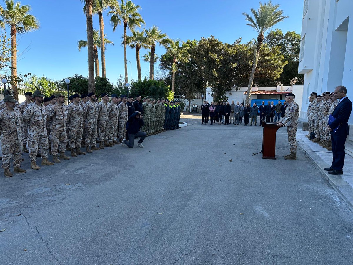 SM_Difesa's tweet photo. @ItalyinLibya @MinisteroDifesa @Esercito @ItalianNavy @ItalianAirForce @_Carabinieri_ Il Generale #Portolano #CapoSMD è in Libia per incontri istituzionali e per salutare i militari italiani della Missione bilaterale MIASIT, che fornisce assistenza e supporto al Governo di Accordo Nazionale in Libia
#ForzeArmate🇮🇹
#UnaForzaperilPaese https://t.co/5aCt2Q3Z8f
