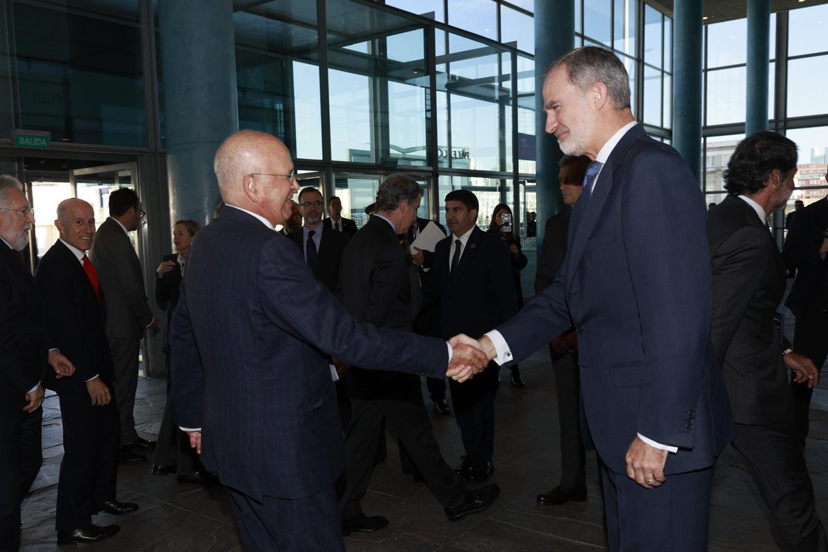 Durante el XXIII Congreso de Directivos CEDE, Liderazgo en tiempos de Inteligencia Artificial S.M. el Rey y Don <a href="/GagoManuel/">Manuel Gago</a> Presidente de NEO y Vicepresidente de <a href="/directivosCEDE/">Fundación CEDE</a>