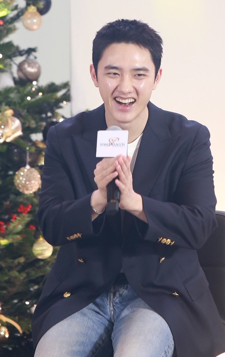 Kyungsoo's heart-shaped smile and glazed cheeks>>