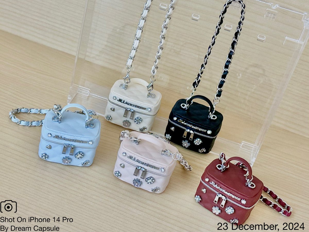 dreamcapsuleCEO's tweet photo. 🌟新入荷ガチャ商品プレゼントCP🌟

あのブローチバニティがミニチュアに！
「JILL by JILL STUART ミニブローチバニティキーホルダー」

フォロー&amp;RP(RT)していただいた方の中から抽選で2名様に全5種セットをプレゼント🎁
ドリカプへの入荷日とキャンペーン詳細は↓

#ドリームカプセル #ガチャ専門店 https://t.co/Z3bXZxOC4b