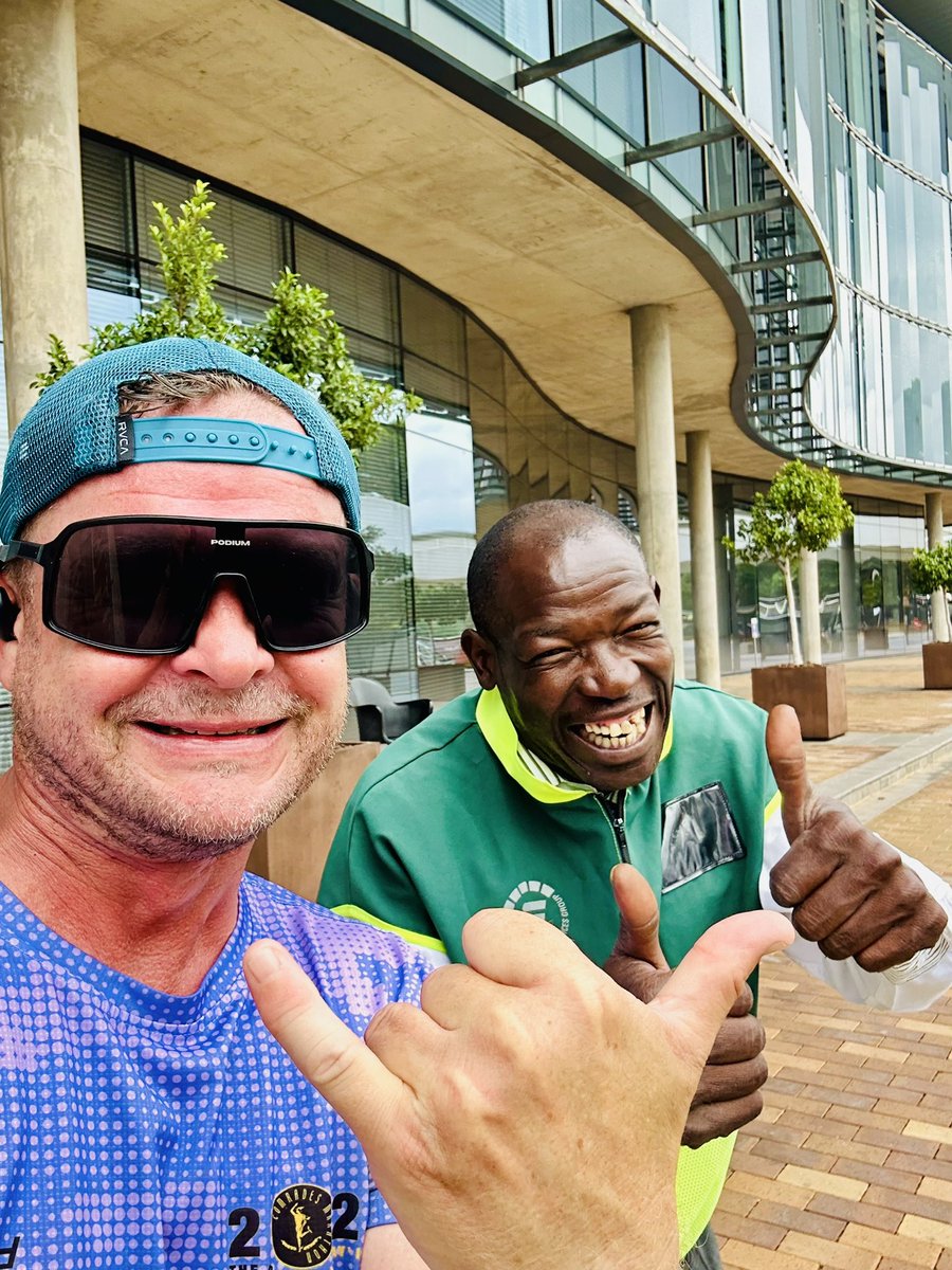 Mills77Muller's tweet photo. @DStv When you get proper encouragement on your morning run! #davidsejobe #legend #keepsmiling https://t.co/NdsP552Wue