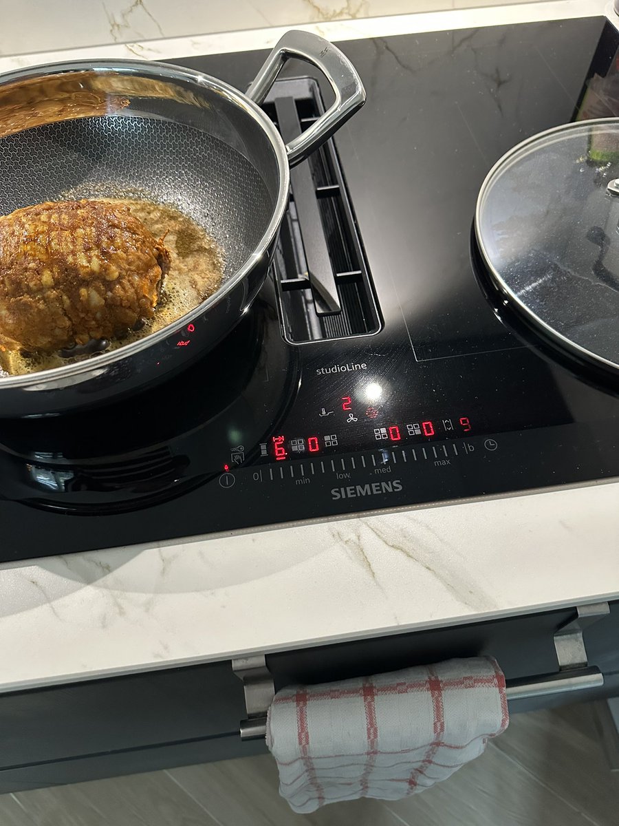 Earhaan's tweet photo. Ook voor Kerst eten we lekker😋 #rollade  Duurt wel 1,5uur..;-) https://t.co/5pk7Mak6cp