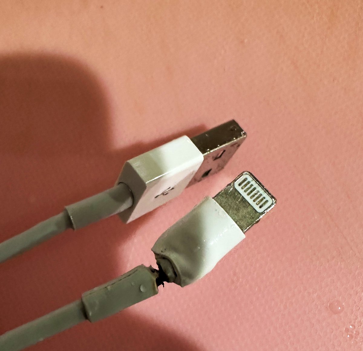 yd59ktn's tweet photo. SHIENで買ったiPhoneの充電ケーブル
燃えて火事になりかけた🔥急いでキッチンに掘り込んだ🧯気づいて良かった😣 https://t.co/BZ01MivGuz