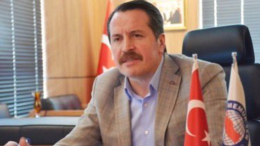 _aliyalcin_'s tweet photo. SOSYAL TARAFLARLA İSTİŞARE EDİLMEDEN YAPILAN DÜZENLEMELER KAMU PERSONEL SİSTEMİNİ BOZUYOR 

Belirli bir kesimin mali haklarını artırmaya yönelik sürekli tekrarlanan münferit düzenlemelerin kamu personel sistemini bozduğunu ve kamu görevlileri arasında huzursuzluğu artırdığını sürekli ifade ediyoruz.

Burada üç hususun altını çizmek gerekir. Birincisi, belirli bir kesime yönelik yapılacak düzenlemelerin kamu personel sistemini bozması; ikincisi bu düzenlemelerin sosyal taraflarla etraflıca tartışılmadan hayata geçirilmesi; üçüncüsü ise bu düzenlemelerin asıl yerinin toplu sözleşme masası olmasıdır.

Memur-Sen olarak biz toplu sözleşme masasında kamu işveren heyetine ve temsilcilerine ısrarla şu cümleyi kurduk. “Kamu görevlilerine yönelik sadece masaya Memur-Sen’in teklifleri değil, kamu işveren heyetinin de teklifleri gelsin ve masanın dışında düzenleme yapılması yanlışından vazgeçilsin.” dedik.

7.Dönem Toplu Sözleşme masasında genelde 130, 11 hizmet kolunda ise 807 teklifle; Genel İdare Hizmetleri Sınıfı’ndan Teknik Hizmetler Sınıfı’na, Yardımcı Hizmetler Sınıfı’ndan diğer hizmet sınıflarına yönelik adil ve makul bir sistem kurulmasını, “kamu görevlileri yükselirken ya da görev/sorumlulukları artarken mali hakları azalmasın” teklifimizi ısrarla dile getirdik. 

Israrla bu teklifimizi değerlendirmeyen kamu işveren heyeti ve temsilcileri; masanın dışında, sosyal taraflar olmadan, sosyal paydaşlık kullanılmadan ve en önemlisi sahanın asli beklentileri dikkate alınmadan bazı personele yönelik düzenlemeleri hayata geçirdi. 

Bu düzenlemeler sonrasında hem kamu görevlileri arasında huzursuzluk arttı hem çalışma barışı bozuldu hem de toplu sözleşme masasında personel sisteminin bozulan yapısını düzeltmeye yönelik sarf edilen zaman arttı. 

TBMM Genel Kurulu’nda sosyal taraflara danışılmadan ve istişare edilmeden teklif getirmek yerine kamu personel sisteminin bütününe yönelik hiyerarşik ve kademeli olarak düzenleme yapılmalı ve aynı zamanda kamu görevlilerinin haklı beklentilerine karşılık verilmelidir. 

TBMM’de;
•Hakem Kurulu’nun hatalı kararı nedeniyle kamu görevlilerinin kayıplarının telafi edilmesi ve Ocak ayında Refah Payı verilmesi,
•Mühendislik Meslek Kanunu ve THS personelinin beklentileri,
•1.Dereceye 3600 Ek Gösterge’nin hayata geçirilmesi,
•YHS’nin kaldırılması, personelin uygun hizmet sınıflarına geçirilmesi,
•Görev aylığı-emekli aylığı arasındaki bağın tekrar kurulması, seyyanen ödemenin emekli aylıklarına yansıtılması,
•Koruyucu Giyim başta olmak üzere engellenen ve kısıtlanan toplu sözleşme hükümlerimizin eksiksiz uygulanması,
•Kamu personel sisteminin eksikliklerinin giderilmesi ve güçlendirilmesi,
tekliflerimiz dikkate alınmalı, sadece belirli bir kesime iyileştirilme yapılmamalıdır.

Yetkili sendikaları ve Konfederasyonu bypass ederek günü kurtarmaya yönelik düzenlemeler yapılması kamu görevlilerinin büyük çoğunluğu tarafından tepkiye neden olacağı görülmelidir.

TBMM’de münferit düzenlemeler ile bir kesimi rahatlatırken büyük çoğunluğun mağdur edilmeyeceğine inanıyor, aynı ve benzer unvanlardaki personel arasında oluşturulan çarpıklığın bir bütün olarak ele alınması gerektiğini belirtiyor ve kamu görevlilerinin mali haklarını bir bütün olarak artıracak Refah Payı talebimizi bir kez daha yineliyoruz.