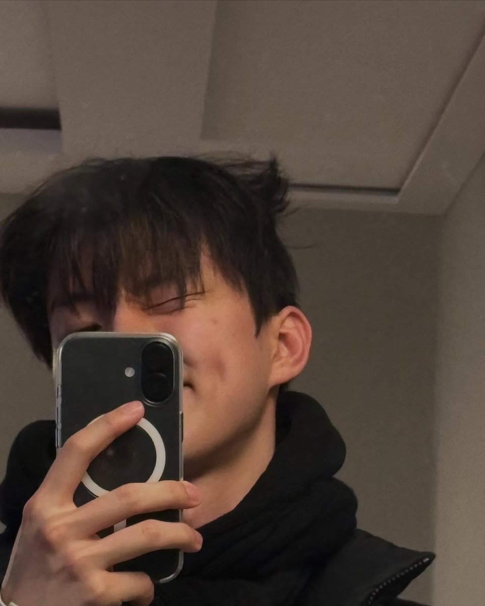 When the mood is cozy and carefree, every glance feels like a vibe check.