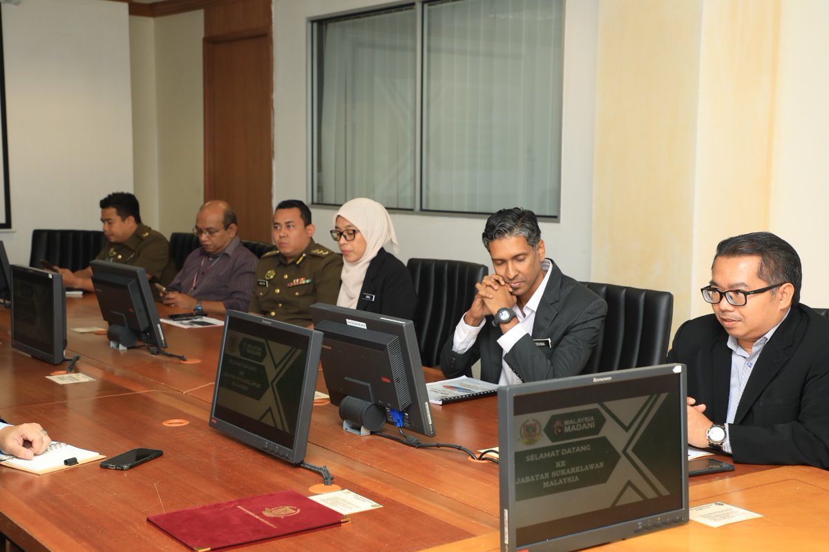 23 Disember 2024 | Isnin :
Pada hari ini, YBhg. Tuan Lokman Effendi Bin Ramli @ Zakaria telah hadir ke Pejabat Ketua Pengarah bagi memulakan tugas selaku Ketua Pengarah, Jabatan Sukarelawan Malaysia (RELA) yang baharu berkuatkuasa pada 23 Disember 2024 (Isnin).