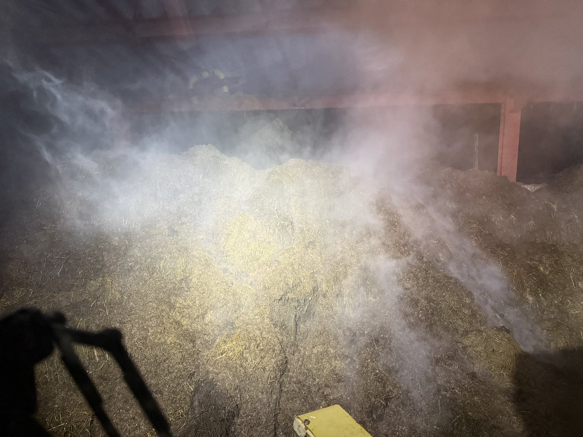 〜のぶりんプロジェクト堆肥編〜良質な牧草を取る戦いはここから始まる。　センターから廃棄サイレージ持ってきて搾乳牛の堆肥と混ぜ混ぜ(^○^) 後日温度計で観察して感覚を掴まなければ(^^)