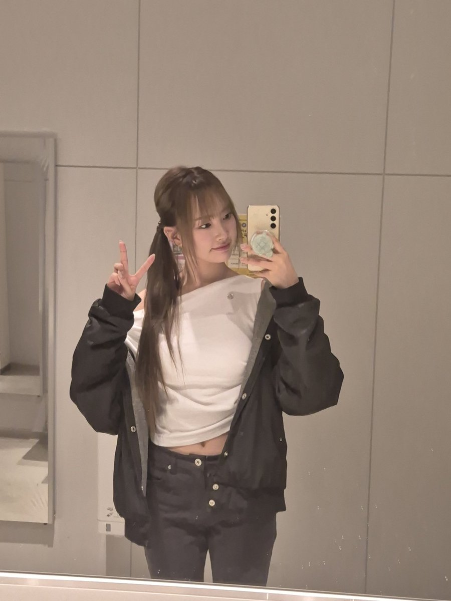 CSR_offcl's tweet photo. 거울 사진 📷 

#CSR #첫사랑 #금희 #GEUMHEE https://t.co/z2GMKJmbcA
