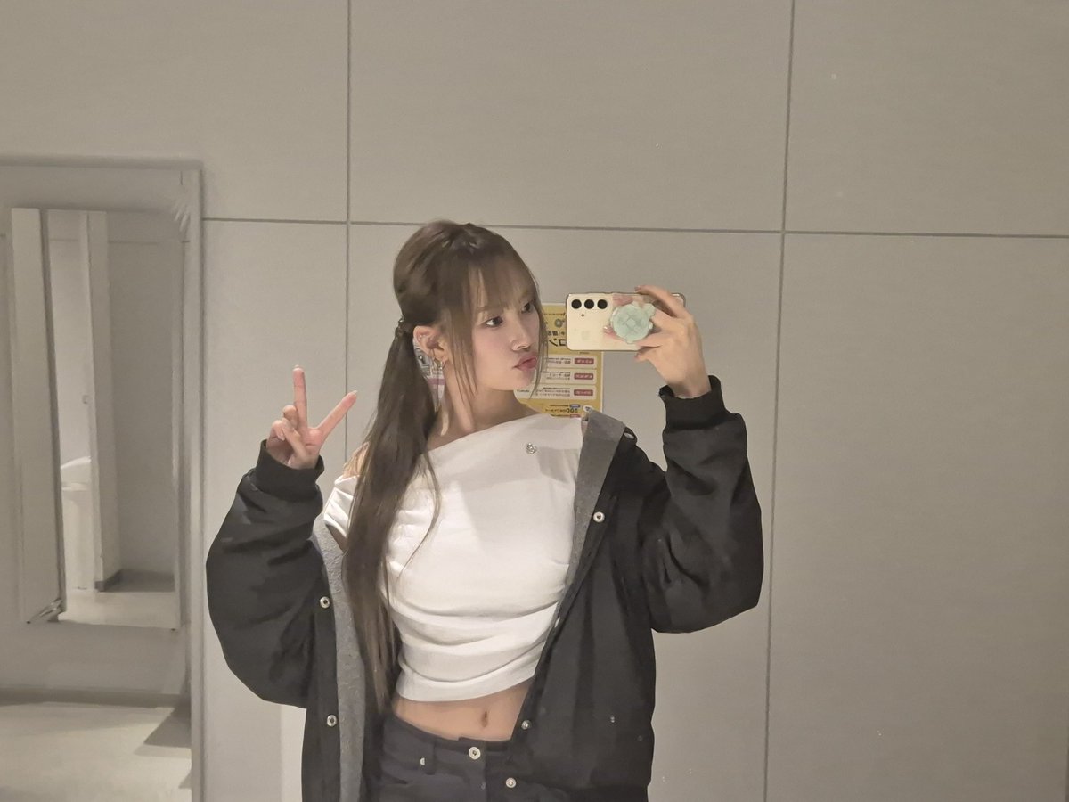 CSR_offcl's tweet photo. 거울 사진 📷 

#CSR #첫사랑 #금희 #GEUMHEE https://t.co/z2GMKJmbcA