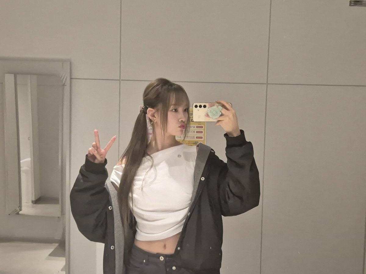 CSR_offcl's tweet photo. 거울 사진 📷 

#CSR #첫사랑 #금희 #GEUMHEE https://t.co/z2GMKJmbcA