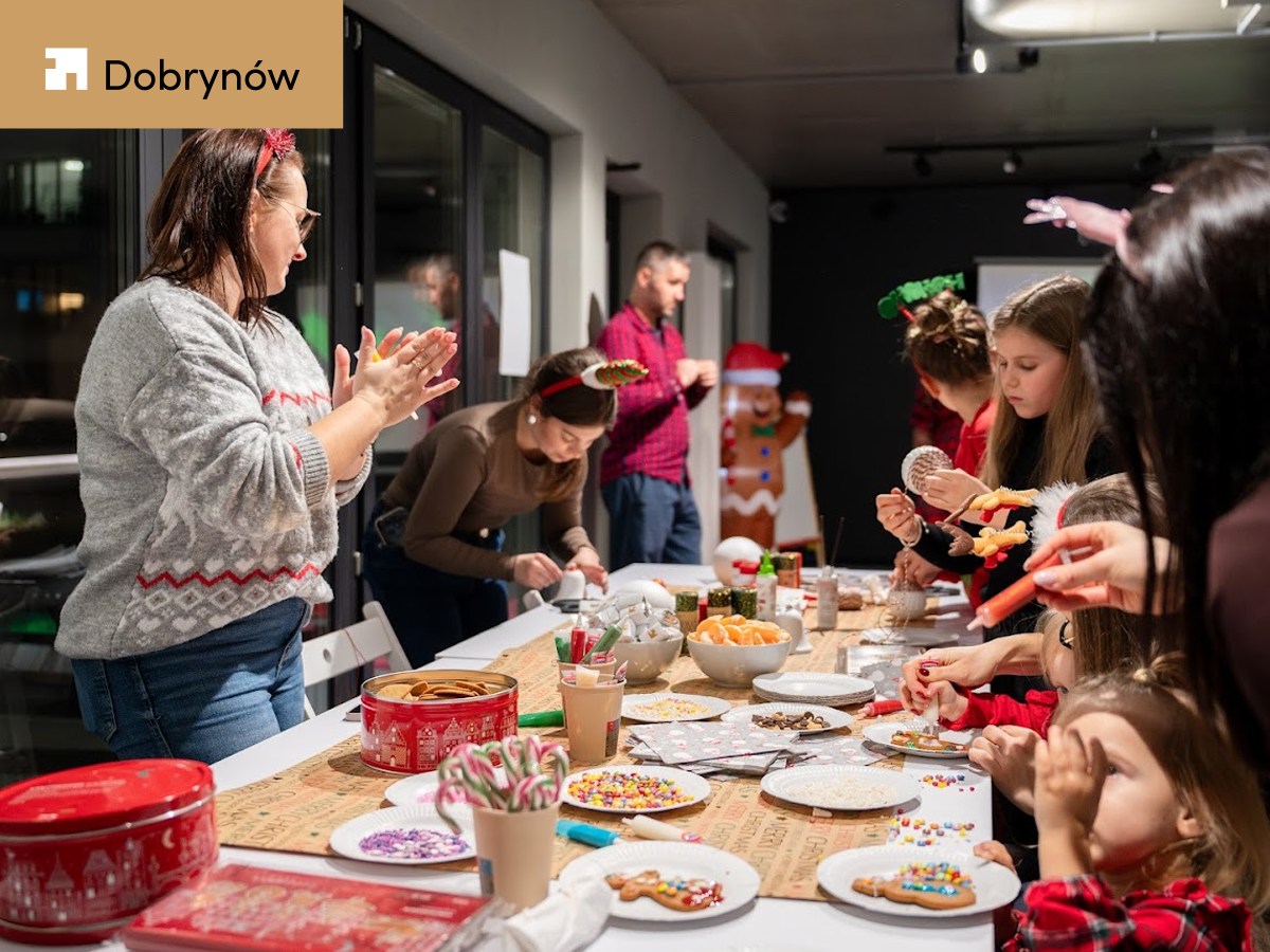 tdjestate's tweet photo. Pierwsze świąteczne spotkanie mieszkańców osiedla #Dobrynów za nami! Klub Mieszkańca wypełniły radosne rozmowy i świąteczna atmosfera. Były warsztaty zdobienia pierników, tworzenia stroików i smaczny świąteczny catering. Dziękujemy za wspólnie spędzony czas! #osiedle #Katowice https://t.co/GLdMeuF8nE