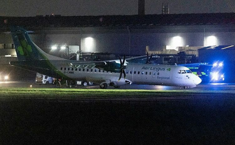 cinexavnews's tweet photo. An Emerald Airlines ATR 72-600 (G-CMMK) operating Aer Lingus flight EAG71P suffered a landing gear collapse after landing in Belfast, Ireland in windy conditions. No injuries were reported. https://t.co/90Zhdjgr1X