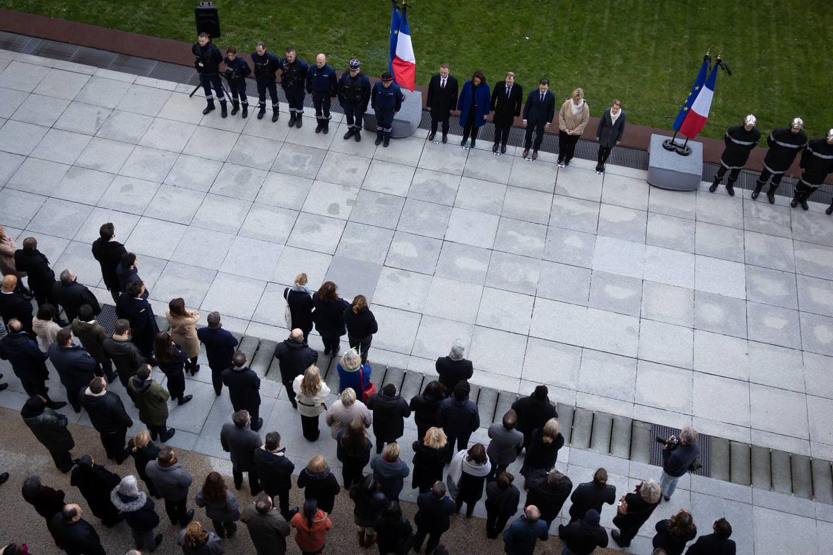 antoine_armand's tweet photo. Journée de deuil national. Les agents des ministères économiques et financiers sont réunis pour rendre hommage aux victimes et témoigner de leur soutien à nos compatriotes mahorais.

Nous restons mobilisés pour leur venir en aide et travailler à la reconstruction de l’archipel. https://t.co/nQzO9k376u