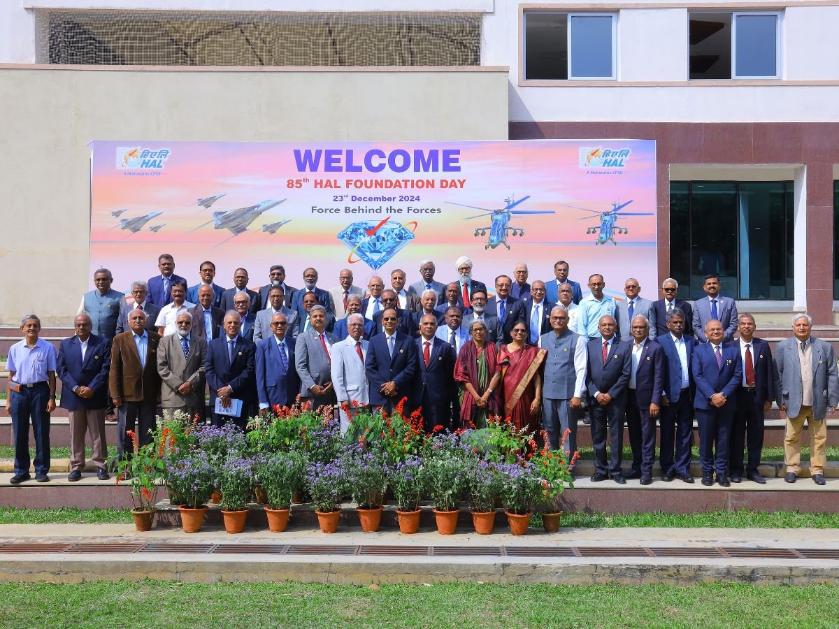 PsuExpress's tweet image. HAL का महारत्न दर्जा मिलने के बाद पहले स्थापना दिवस पर भविष्य की रणनीतियों पर जोर
.
psuexpress.com/psu-news/hal-f…

#HAL85thAnniversary #AerospaceExcellence #DefenceEcosystem #InspirationFlights #MaharatanStatus @HALHQBLR