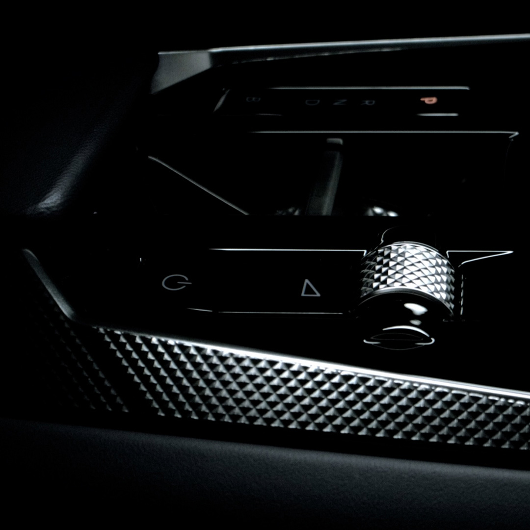 Un dettaglio che lascia il segno: il motivo Guilloché Clous de Paris. Un disegno ispirato da infinite sensazioni.

#DSautomobiles #DS7