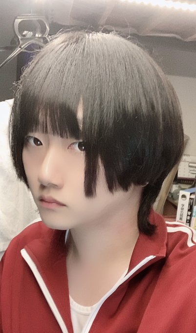 後ろ髪が美容室さんがしたみたいに
うまいことハネないからもうちょいヘアアイロン修行が必要や…
そしてこれはうまくいかなくてキレてる顔 