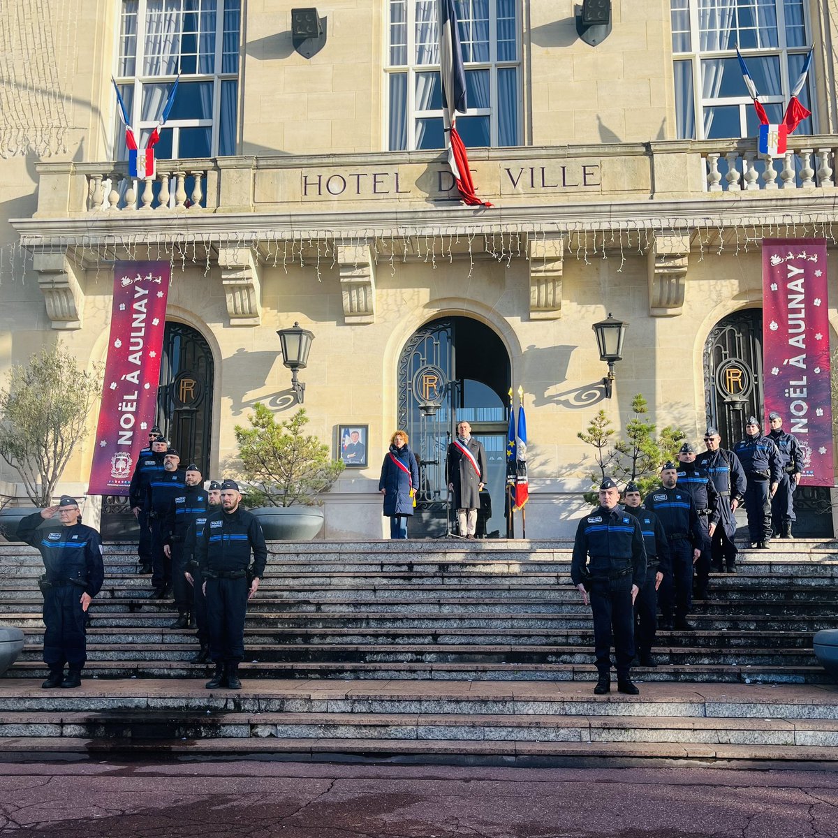 [EN IMAGES] 📸 La Ville d’Aulnay-sous-Bois a rendu hommage  aux victimes du cyclone Chido qui a touché #Mayotte.

👉 Nos pensées vont aux familles des victimes et aux mahorais qui doivent faire face au manque d’eau, de denrées alimentaires et reconstruire leurs habitations.