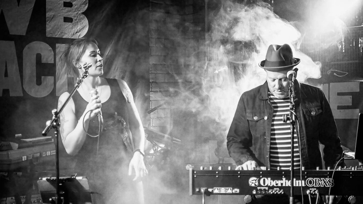 Rhys Mwyn (@therealrhysmwyn) on Twitter photo Ar y sioe heno 7pm -9pm <a href="/BBCRadioCymru/">Radio Cymru</a> Sgwrs hefo Owen <a href="/CynefinMusic/">Cynefin</a> Sengl Dolig <a href="/SoundSwansea/">Swansea Sound</a> #CefnWrthGefn <a href="/3Stiwdio/">Stiwdio 3</a> <a href="/Manics/">Manic Street Preachers</a> A senglau newydd gan @00Bets <a href="/natmilkbar/">National Milk Bar</a>
Mi fydd yn un da - Dewch Draw!
bbc.co.uk/programmes/b07… Ar y sioe heno 7pm -9pm <a href="/BBCRadioCymru/">Radio Cymru</a> Sgwrs hefo Owen <a href="/CynefinMusic/">Cynefin</a> Sengl Dolig <a href="/SoundSwansea/">Swansea Sound</a> #CefnWrthGefn <a href="/3Stiwdio/">Stiwdio 3</a> <a href="/Manics/">Manic Street Preachers</a> A senglau newydd gan @00Bets <a href="/natmilkbar/">National Milk Bar</a>
Mi fydd yn un da - Dewch Draw!
bbc.co.uk/programmes/b07…
