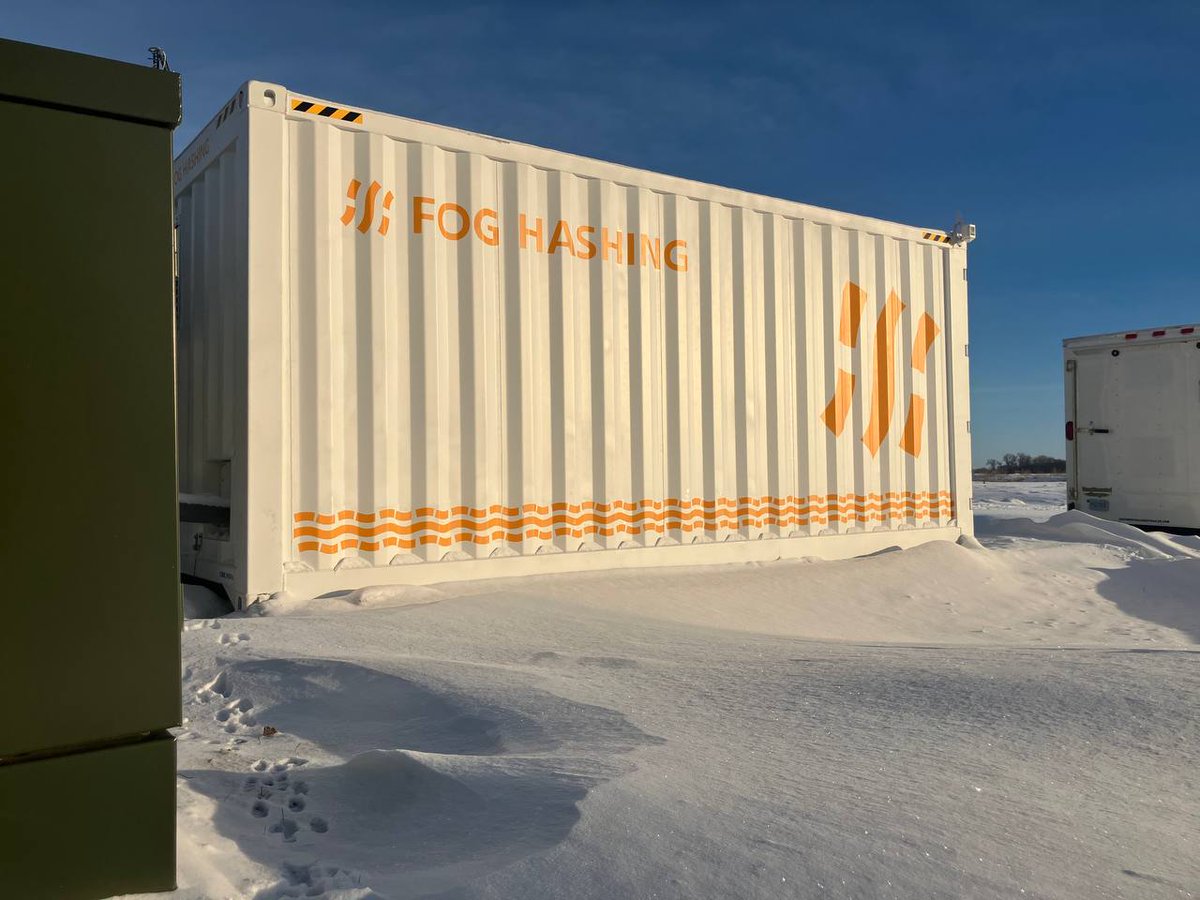 FogHashing's tweet image. Awesome! In the snow at minus 20°C, 80 Whatsminer M66 units have been operating inside FogHashing immersion containers for nearly two months! #Bitcoin #immersioncooling #immersionmining