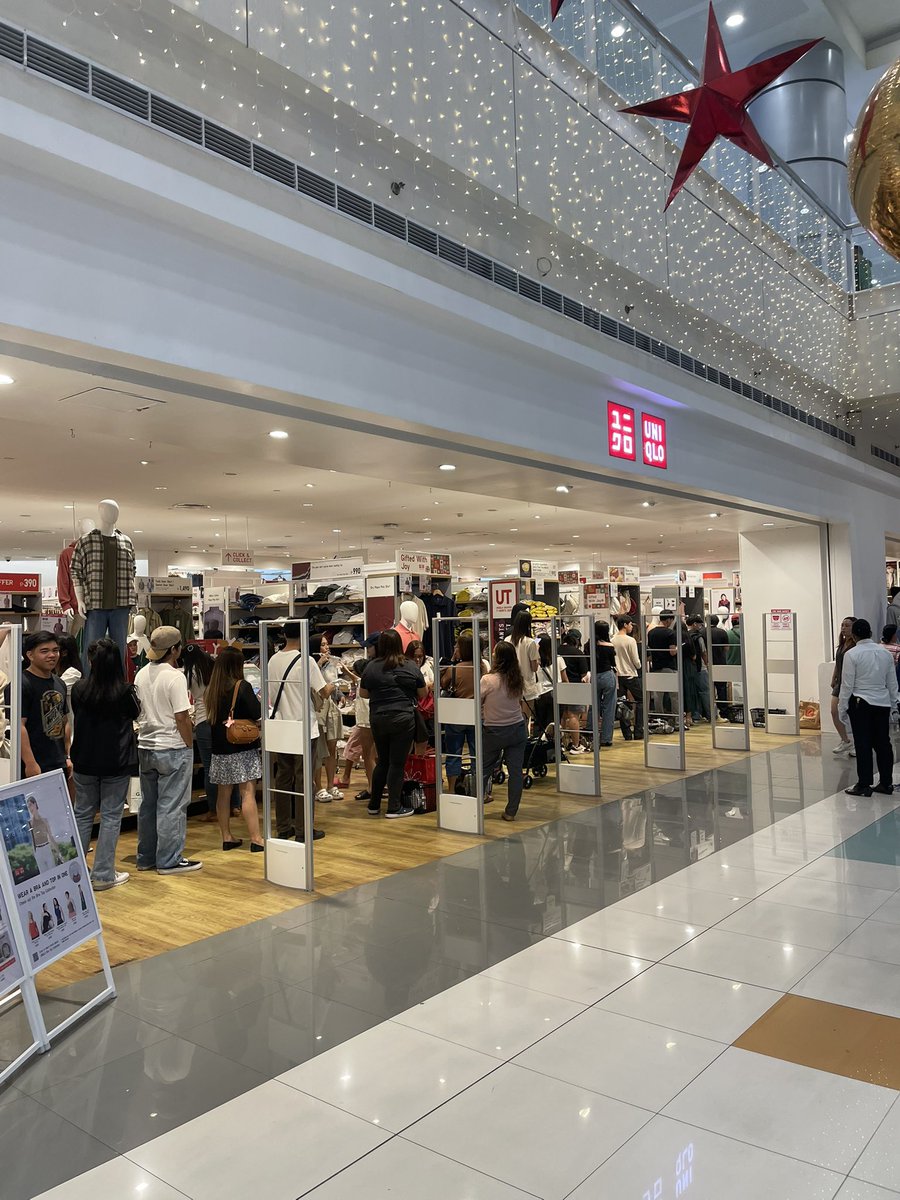 Sabik_Say0's tweet photo. Paalala sa magshopping sa uniqlo #smlipa, magbaon ng madaming pacensya at tibay ng legs hehehe https://t.co/5YLEcMb768