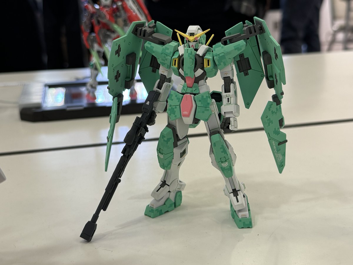 SSR_003's tweet photo. #00オフ
がんぷさんのアルケーガンダム！
かなりの手が加わっているのにそれを感じさせない綺麗な仕上げ。塗装も綺麗でなによりこの立ち姿が決まっていて最高😆 https://t.co/c257OhEkM5