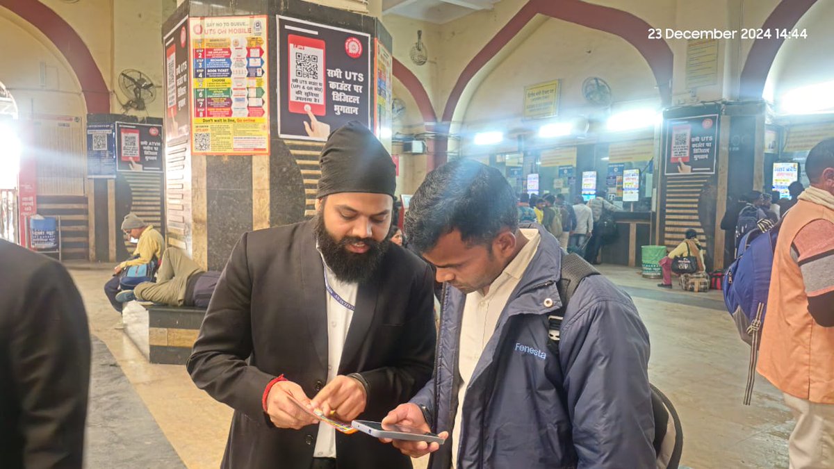 drm_lko's tweet photo. आज, लखनऊ स्टेशन पर CCTC के प्रशिक्षु बैच ने यात्रियों के बीच जागरूकता फैलाने और उन्हें #UTSONMOBILE ऐप के बारे में जानकारी प्रदान की । यह ऐप यात्रियों को अपने मोबाइल फोन के माध्यम से अनारक्षित श्रेणी के टिकट बुक करने की सुविधा प्रदान क���ता है।
#डिजिटलइंडिया https://t.co/wDiE5JEyyQ