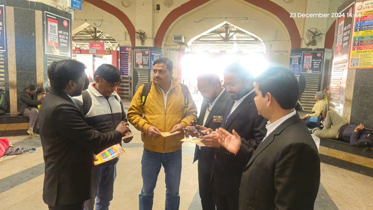 drm_lko's tweet photo. आज, लखनऊ स्टेशन पर CCTC के प्रशिक्षु बैच ने यात्रियों के बीच जागरूकता फैलाने और उन्हें #UTSONMOBILE ऐप के बारे में जानकारी प्रदान की । यह ऐप यात्रियों को अपने मोबाइल फोन के माध्यम से अनारक्षित श्रेणी के टिकट बुक करने की सुविधा प्रदान क���ता है।
#डिजिटलइंडिया https://t.co/wDiE5JEyyQ