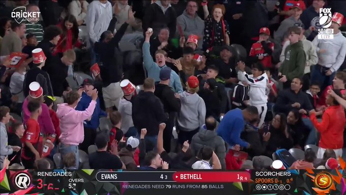 Jacob Bethell is seriously putting on a show here! 📹 Credits: Twitter/BBL
