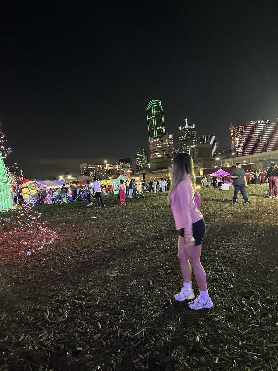 jennyswrldd's tweet photo. Shout out to dallas my bitch is a star ⭐️ https://t.co/nCz5MfWfxS