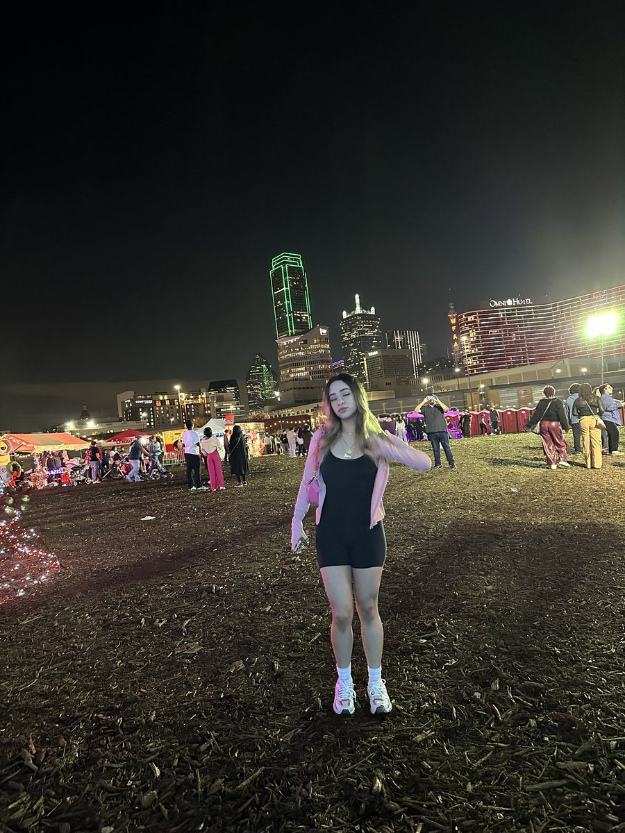 jennyswrldd's tweet photo. Shout out to dallas my bitch is a star ⭐️ https://t.co/nCz5MfWfxS