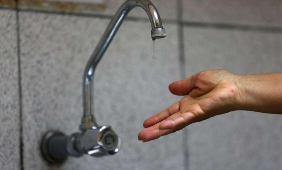 En #Pomasqui, Barrio Santa Clara, nos encontramos sin acceso al servicio de agua potable desde hace tres días, afectando gravemente nuestras actividades diarias y el bienestar de toda la comunidad.

<a href="/aguadequito/">Epmaps - Agua de Quito</a> <a href="/Noticias_TVC/">TVC Noticias</a> <a href="/DiarioExtraEc/">Diario Extra</a> <a href="/analialedesmaec/">Analía Ledesma García</a>

#SinAgua #Urgente